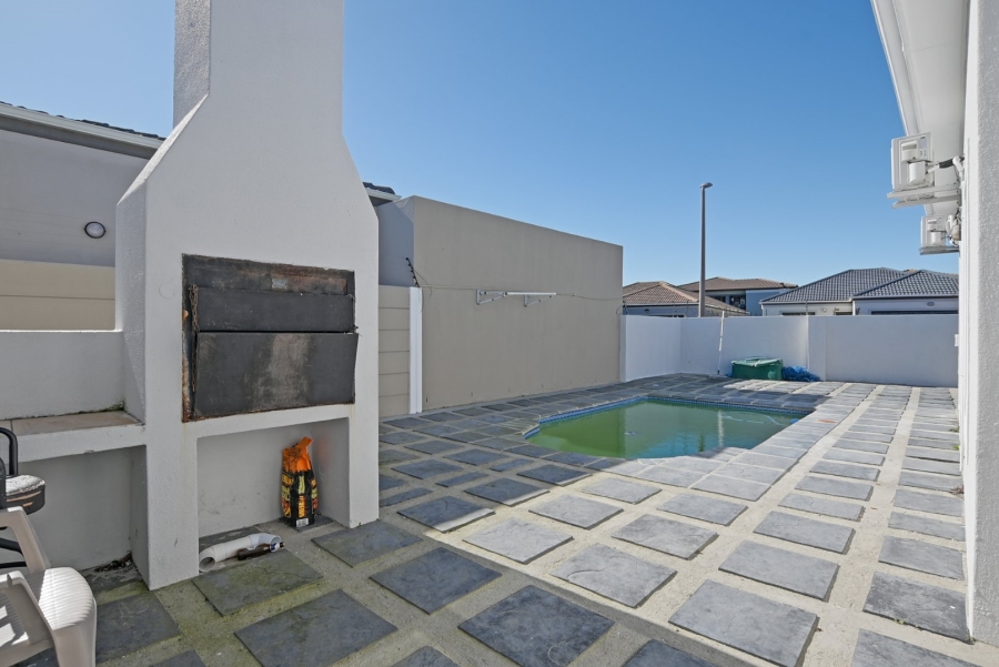  Bedroom Property for Sale in Parklands Western Cape